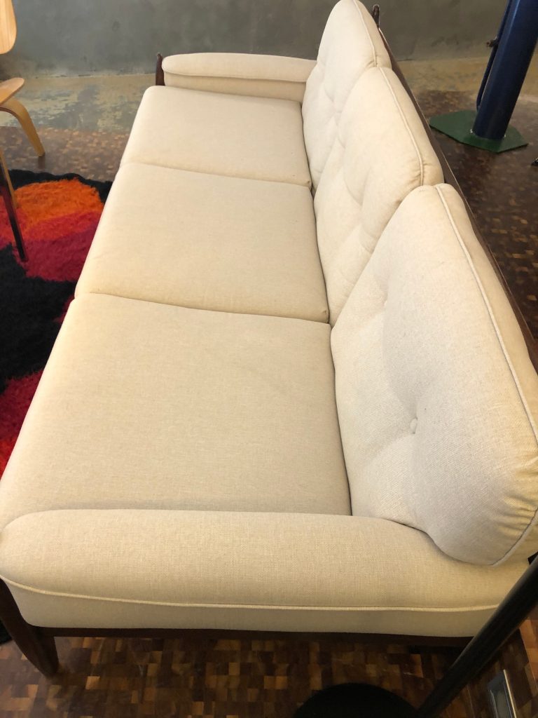 Sofá 1960s Brazilian Sofa, New Upholstery in the Style of Percival Lafer 4 Sofá 1960s Brazilian Sofa, New Upholstery in the Style of Percival Lafer 4